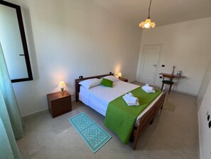 1 bedroom, iron/ironing board, travel crib, free WiFi - Hostel with sea view rooms and private bathroom (Gonnesa)