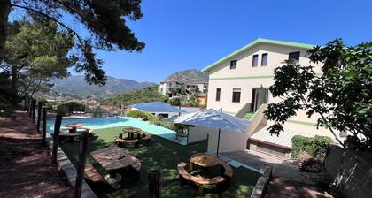 Hostal con habitaciones con vistas al mar y baño privado, terraza y pinar