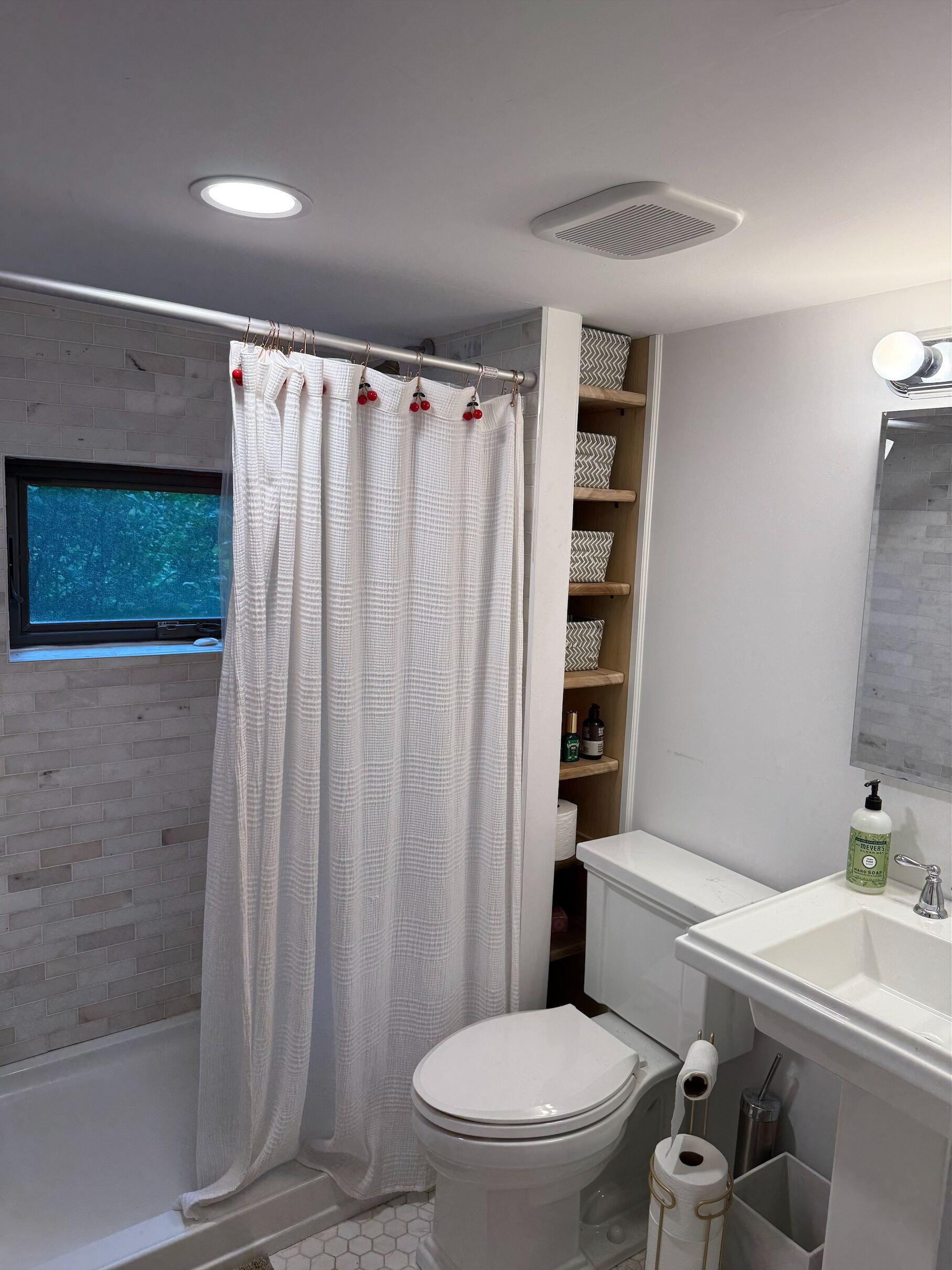 Douche, sèche-cheveux, serviettes fournies, savon