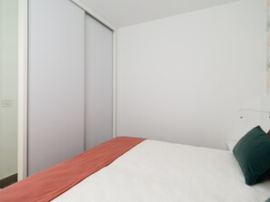 2 Schlafzimmer, Bügeleisen/Bügelbrett