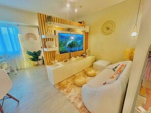 Room, 1 Bedroom, Accessible | Living room