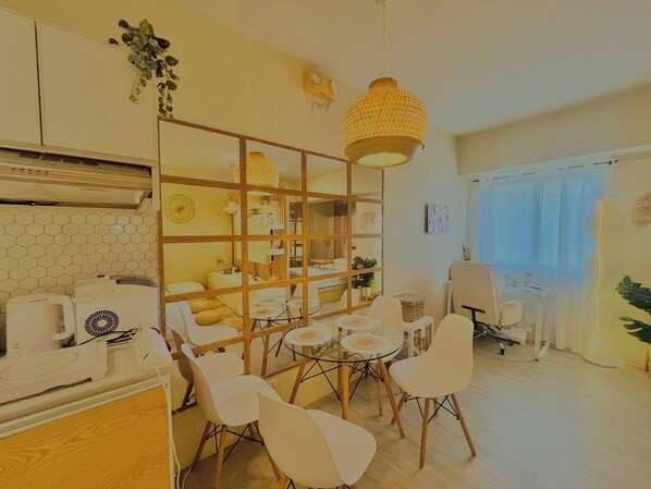 Room, 1 Bedroom, Accessible | Dining room