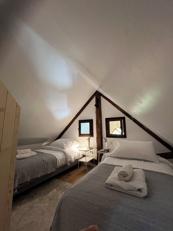 3 bedrooms, iron/ironing board, WiFi, bed sheets