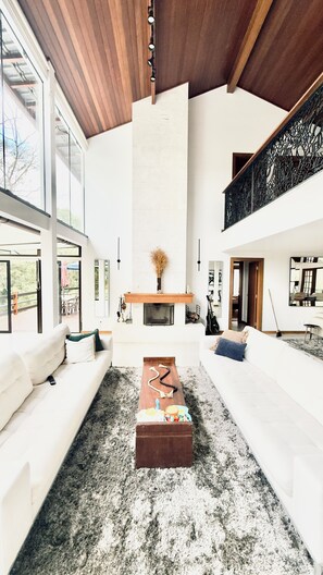 Smart TV, fireplace