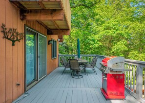 Outdoor dining - Pocono Escape with Game Room - 30 Minutes to Delaware Water Gap (East Stroudsburg)