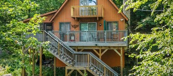 Pocono Escape with Game Room & Hottub - 30 Minutes to Delaware Water Gap