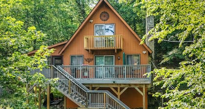 Pocono Escape with Game Room & Hottub - 30 Minutes to Delaware Water Gap