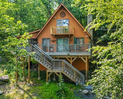 Pocono Escape with Game Room & Hottub - 30 Minutes to Delaware Water Gap