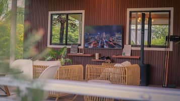 House, 4 Bedrooms, Accessible, Smoking | Living room