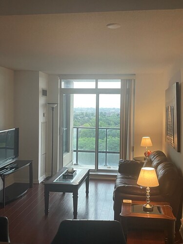 EXECUTIVE CONDO, (FULLY FURNISHED)
One bedroom plus den, located in Mississauga.