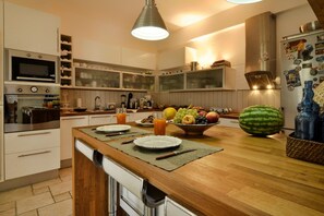 Kjøleskap, mikrobølgeovn, ovn og kokeplater