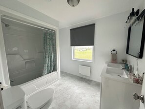 Sèche-cheveux, serviettes fournies, savon, papier toilette