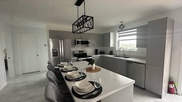 Micro-ondes, four, plaque de cuisson, lave-vaisselle