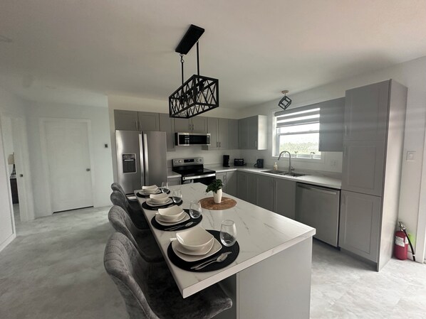 Microondas, horno, parrilla de estufa y lavavajillas