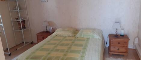 1 bedroom, bed sheets