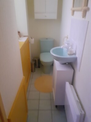 SĂšche-cheveux, serviettes fournies, savon, papier toilette