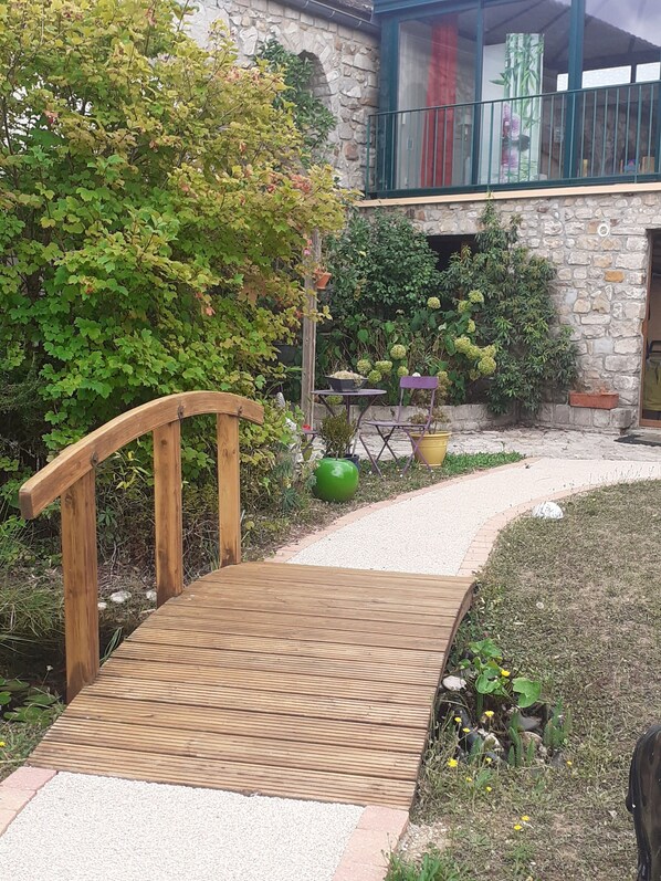 Outdoor dining - Bed and breakfast in bourgeois house between Fontainebleau and Sens (Villeblevin, France)