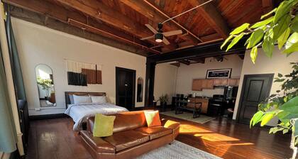 Cozy urban loft minutes from downtown Detroit