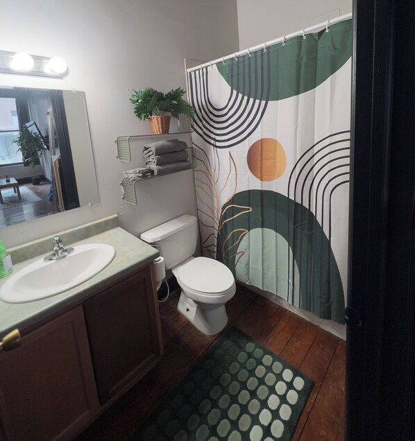 Een haardroger, handdoeken, zeep, toiletpapier