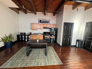 Een microgolfoven, een oven, een kookplaat