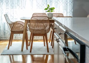 Nhà, nhiều giường, sân hiên, quang cảnh vườn (Maplewood Manor) | Khu ăn uống