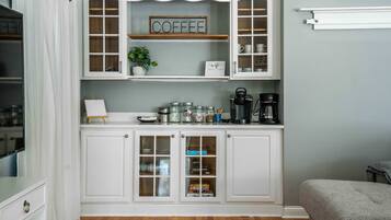 Nhà, nhiều giường, sân hiên, quang cảnh vườn (Maplewood Manor) | Nội thất