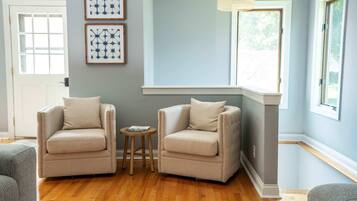 Nhà, nhiều giường, sân hiên, quang cảnh vườn (Maplewood Manor) | Nội thất