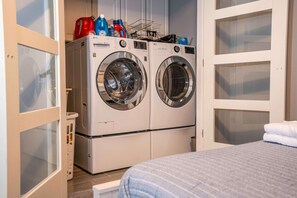 Nhà, nhiều giường, sân hiên, quang cảnh vườn (Maplewood Manor) | Nội thất