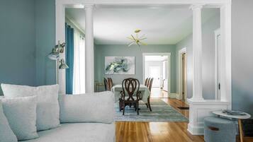 Nhà, nhiều giường, sân hiên, quang cảnh vườn (Maplewood Manor) | Khu phòng khách | TV