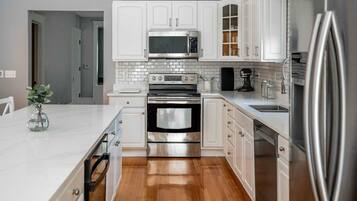 Rumah, Beberapa Tempat Tidur, patio, pemandangan kebun (Maplewood Manor) | Dapur pribadi | Lemari es, microwave, oven, dan kompor