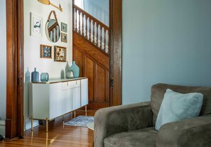 Nhà, nhiều giường, sân hiên, quang cảnh vườn (Maplewood Manor) | Nội thất