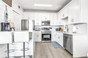 Een koelkast, een magnetron, een oven, een kookplaat