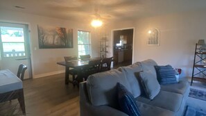 TV connectée, livres, écrans d'ordinateur