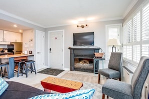 Standard Studio, 1 Queen Bed with Sofa bed, Non Smoking, Balcony | Living area