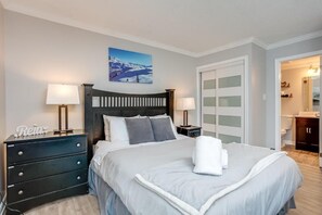 Standard Studio, 1 Queen Bed with Sofa bed, Non Smoking, Balcony | Iron/ironing board, free WiFi, bed sheets - Mountainside Resort Condo at Blue (Blue Mountain)