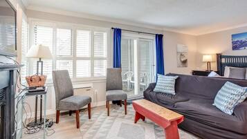 Standard Studio, 1 Queen Bed with Sofa bed, Non Smoking, Balcony | Living area | 43-inch flat-screen TV with cable channels, fireplace, DVD player