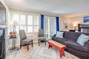 Studio Standar, 1 Tempat Tidur Queen dengan tempat tidur Sofa, Bebas Asap Rokok, balkon | Area keluarga | Televisi layar datar 43-inci dengan saluran TV kabel dan perapian
