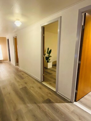 Gemeinsamer Schlafsaal, 4Â Schlafzimmer, Raucher, Gartenblick | Flur