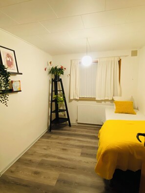Dormitório compartilhado, 4 quartos, para fumantes, vista para o jardim | 4 quartos