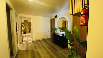 Fælles sovesal - 4 soveværelser - ryger - udsigt til have | Stue