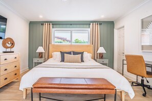 3 soverom, skrivebord, strykejern/-brett og reiseseng for barn