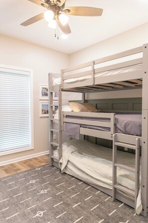 3 bedrooms, free WiFi, bed sheets - 1st Exit in Iowa Modern Home & Event Space (Hamburg)