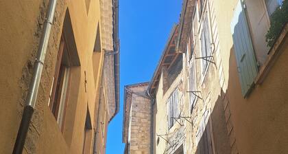 Maison de village aux pieds des falaises