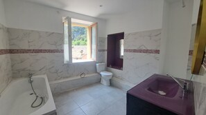 Dusche, HandtĂŒcher, Seife, Toilettenpapier