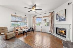 Living area - Luxury Gated Single Family Retreat / Views /Trails / Resort Pool (Carlsbad)