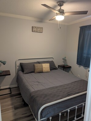 1 habitación, escritorio, tabla de planchar con plancha y wifi gratis 