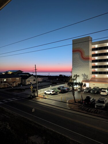 Cozy REMOLDED 1-bedroom condo  AC, WiFi in charming Carolina Beach with a pool