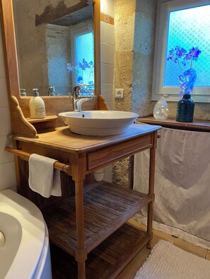 Haartrockner, Handtücher, Seife, Toilettenpapier