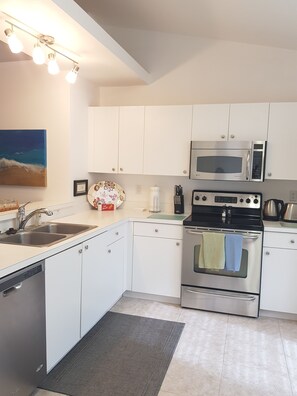 Een microgolfoven, een oven, een kookplaat, een vaatwasser