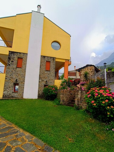 Spacious 3-bedroom apartment with AC, WiFi in marvelous Mantio